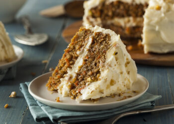How to make gluten-free carrot cake with spices, walnuts and raisins