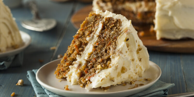 How to make gluten-free carrot cake with spices, walnuts and raisins