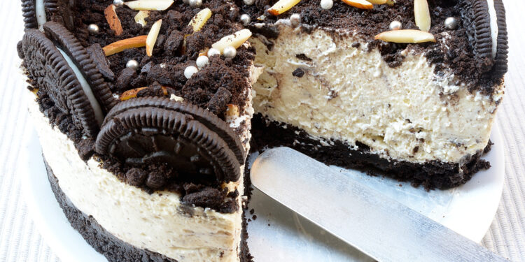 Insanely delicious 3 ingredient Oreo fudge