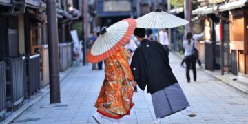 The History Behind the Tradition of the Kimono