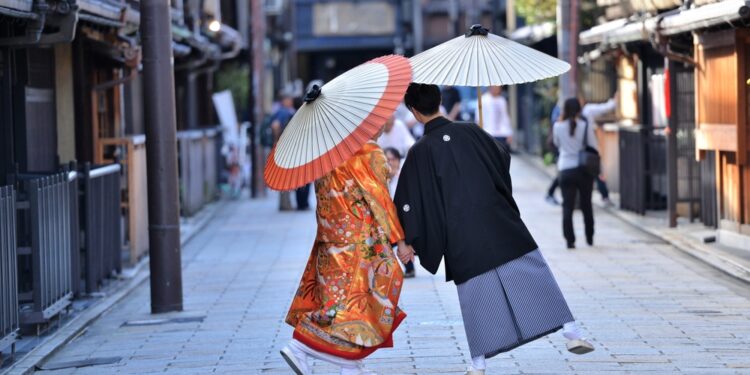 The History Behind the Tradition of the Kimono
