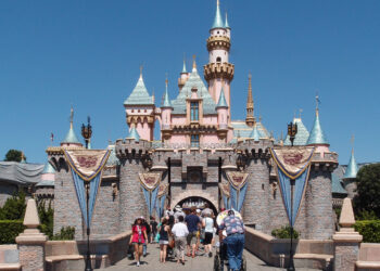 How to have an affordable holiday at Disneyland