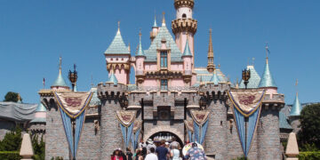How to have an affordable holiday at Disneyland